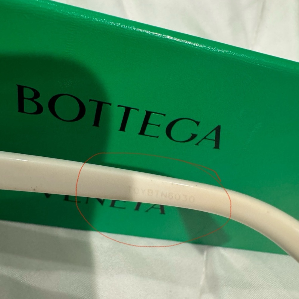Bottega Veneta White Triangle sunglasses - Picture 3 of 3